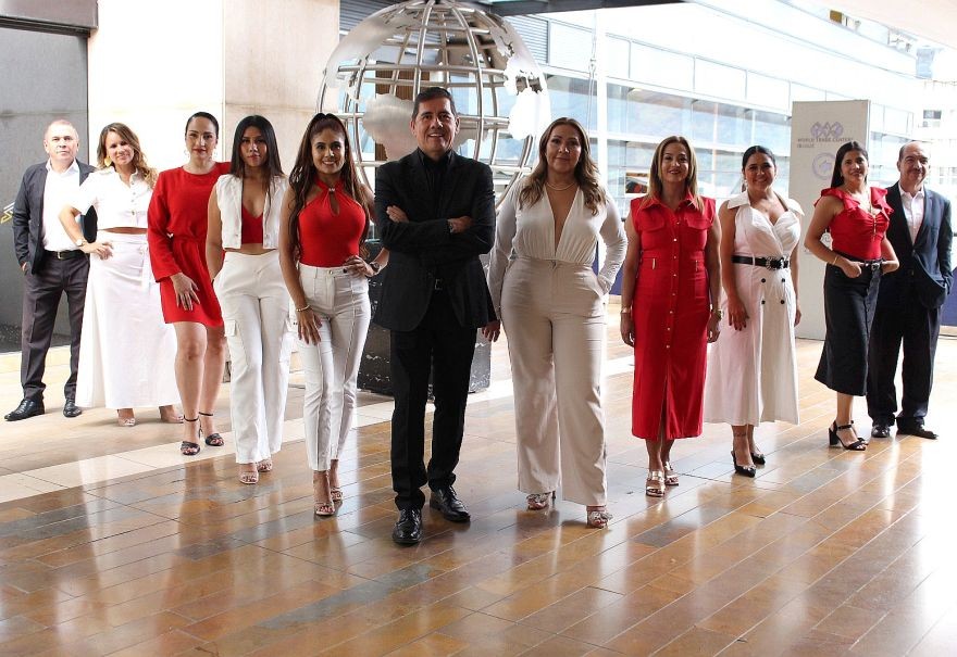 Equipo profesional de ANDAR Inmobiliaria, expertos en ventas, arriendos y avalúos en Colombia, reunidos en un entorno corporativo en Ibagué.